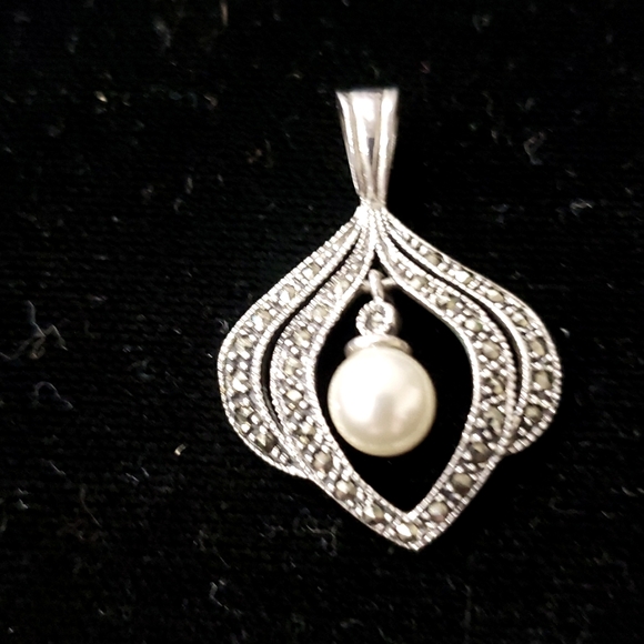 Jewelry - Sterling Silver 825 Pear Shaped Pendant w/ Pearl & Diamond Chips